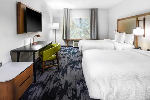 מיטה או מיטות בחדר ב-Fairfield Inn & Suites Ontario Rancho Cucamonga