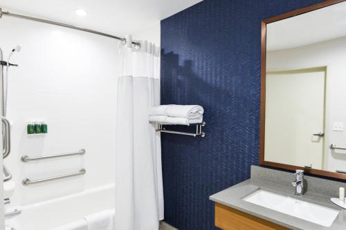 La salle de bains est pourvue d'un lavabo et d'un miroir. dans l'établissement Fairfield Inn & Suites Ontario Rancho Cucamonga, à Rancho Cucamonga