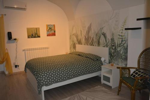 ein kleines Schlafzimmer mit einem Bett und einem Stuhl in der Unterkunft Daysin Apartments & Parking in Palermo