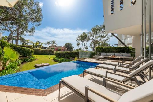 uma piscina com espreguiçadeiras e uma piscina em All About Meisho Hills em Marbella