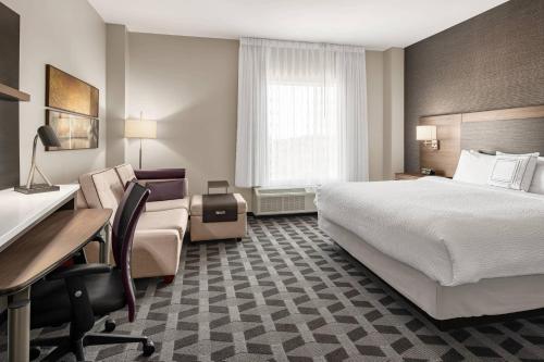 מיטה או מיטות בחדר ב-TownePlace Suites by Marriott Charlotte Fort Mill