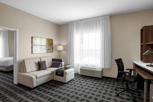 Ruang duduk di TownePlace Suites by Marriott Charlotte Fort Mill