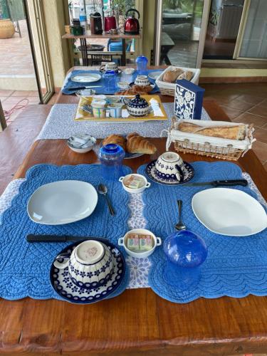 トゥレット・シュル・ルーにあるLes Bergeriesのテーブル(青と白の皿、皿付)