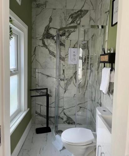 Bright studio apartment with parking Abbey House 5