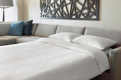a white couch in a living room with at Atlanta Airport Marriott Gateway in Atlanta