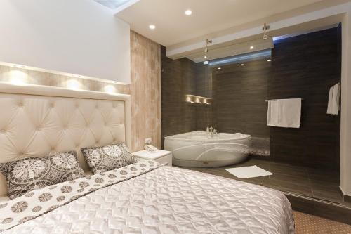 En eller flere senge i et værelse på Centrum Sobe Rooms Čačak