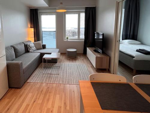 un soggiorno con divano e letto di City Apartment with lake view and free parking a Kuopio