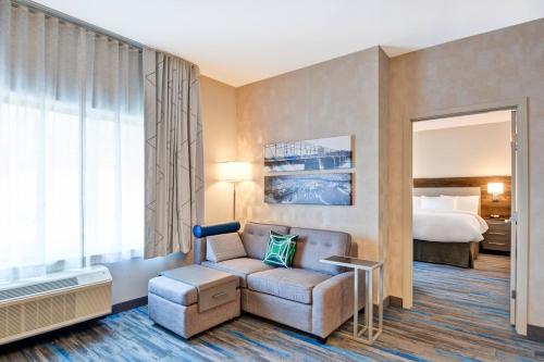 um quarto de hotel com uma cama, um sofá e uma cadeira em TownePlace Suites by Marriott Bridgewater Branchburg em Branchburg Park