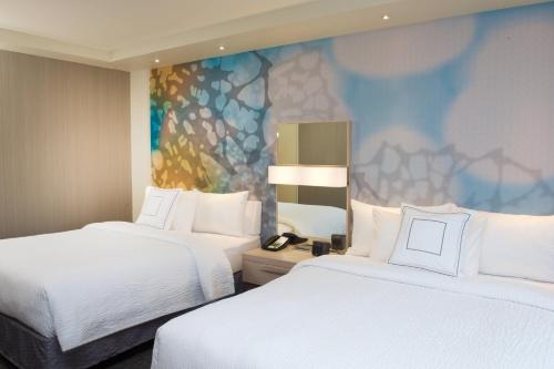 um quarto de hotel com duas camas e um mural em Courtyard by Marriott Seattle Everett Downtown em Everett