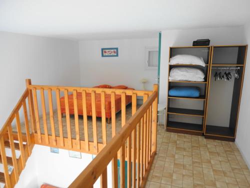 Cette chambre dispose d'un escalier et de lits superposés. dans l'établissement SAVANNA BEACH I Joli T3 mezzanine vue mer piscine Cap d'Agde, au Cap d'Agde