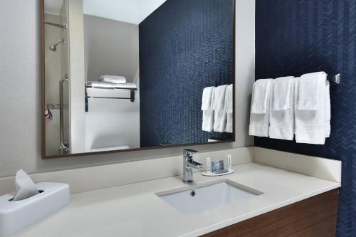 y baño con lavabo blanco y espejo. en Fairfield Inn & Suites by Marriott Richmond Innsbrook, en Richmond