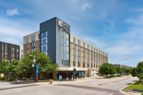 un edificio con un cartel en el costado en Aloft Austin at The Domain, en Austin