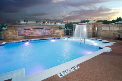 uma grande piscina com uma fonte de água em SpringHill Suites by Marriott Fayetteville Fort Liberty em Fayetteville