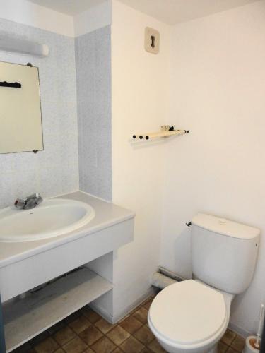 une salle de bain avec des toilettes blanches et un lavabo dans l'établissement SAVANNA BEACH I Joli T3 mezzanine vue mer piscine Cap d'Agde, au Cap d'Agde