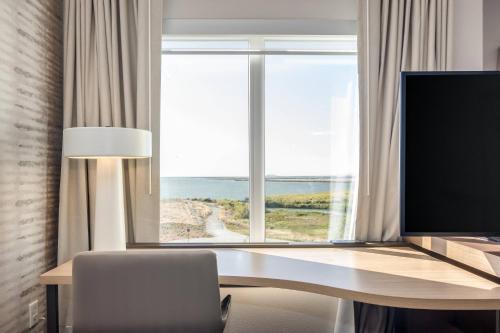 um quarto com uma secretária, uma televisão e uma janela em Residence Inn by Marriott San Jose North/Silicon Valley em San José