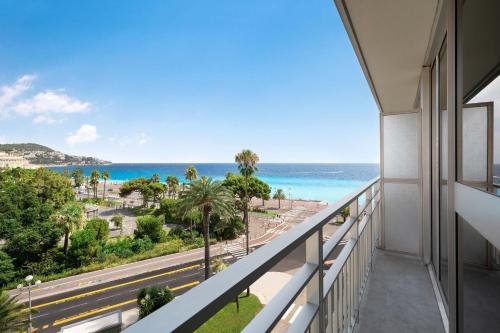Elle comprend un balcon offrant une vue sur l'océan. dans l'établissement Le Meridien Nice, à Nice