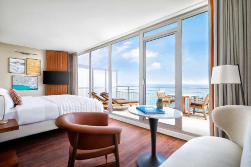 Postel nebo postele na pokoji v ubytování Le Meridien Nice
