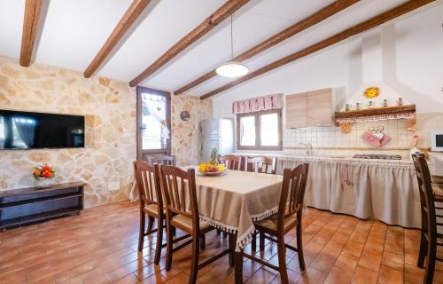a kitchen and dining room with a table and chairs at Villa Mariant con Piscina Privata in Ruffano