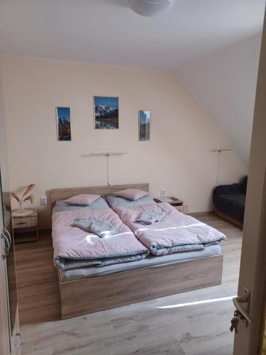 1 dormitorio con 1 cama con 2 almohadas en Fülöpsziget vendégház, en Bogács