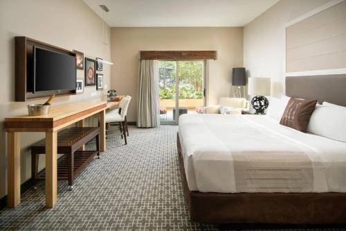 um quarto de hotel com uma cama e uma secretária em Epicurean Hotel, Autograph Collection em Tampa