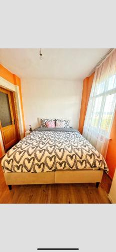um quarto com uma cama num quarto com uma janela em Private Room in Istanbul #93 em Arnavutköy