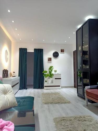 2 Bedroom+Garden, Lakes near AUC