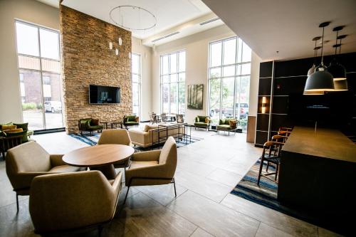 a lobby with a table and chairs and a living room at Fairfield by Marriott Inn & Suites Washington Casino Area in Washington