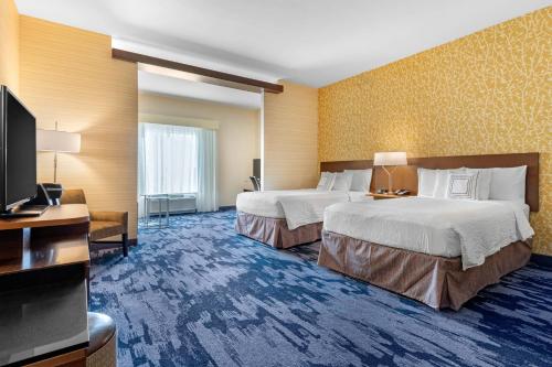een hotelkamer met 2 bedden en een flatscreen-tv bij Fairfield Inn & Suites by Marriott Mebane in Mebane