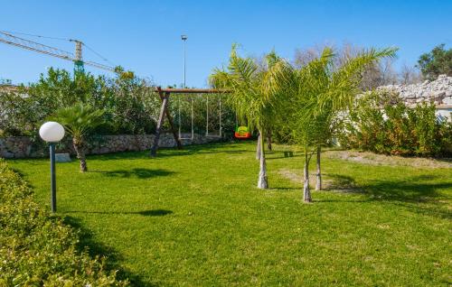 un patio con palmeras y un gol en Villa Mariant con Piscina Privata, en Ruffano