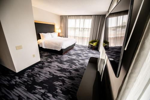 a hotel room with a bed and a window at Fairfield by Marriott Inn & Suites Washington Casino Area in Washington