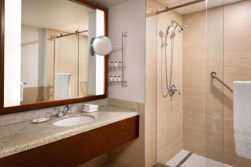 bagno con lavandino e doccia di Sheraton Vancouver Airport Hotel a Richmond
