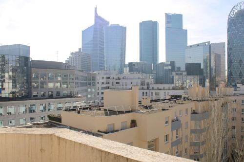 Bright through nest with view on La Défense
