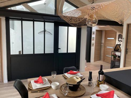 - une salle à manger avec une table, des serviettes rouges et des verres à vin dans l'établissement REP4 - Loft 3 Pièces avec ascenseur privé, à Cannes