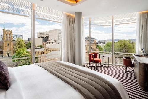 Habitación de hotel con cama y ventana grande en The Tasman, a Luxury Collection Hotel, Hobart, en Hobart