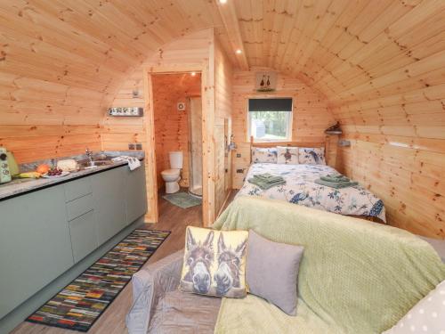 ウルバーストンにあるRowanの木造キャビン内のベッドルーム1室(ベッド2台付)