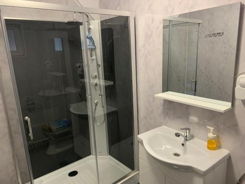 Bilik mandi di Nobless Boutique Residence