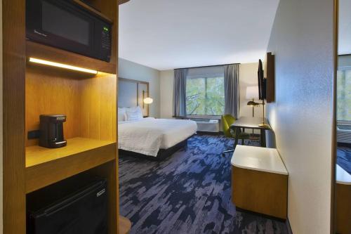 グランド・ブランにあるFairfield Inn & Suites by Marriott Flint Grand Blancのベッドとテレビが備わるホテルルームです。