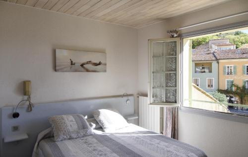 1 dormitorio con cama y ventana en Le Relais de Moustiers, en Moustiers-Sainte-Marie