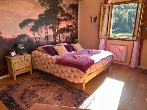 um quarto com uma cama e um quadro na parede em CASA VOLTEGIRA em Manso