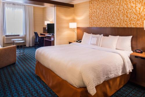 Pokój hotelowy z dużym łóżkiem i biurkiem w obiekcie Fairfield Inn & Suites by Marriott Olean w mieście Olean