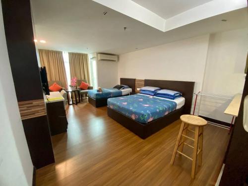 um quarto com uma cama e um banco num quarto em Cyber Studio Apartment em Kota Bharu