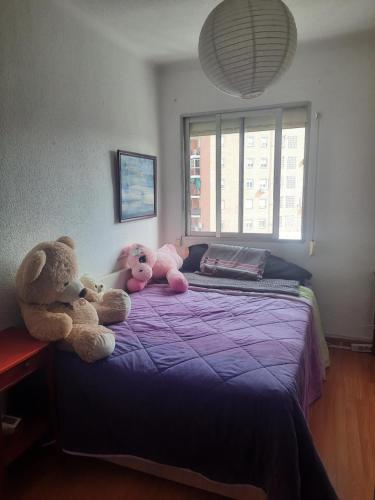 zwei ausgestopfte Tiere auf einem Bett in einem Schlafzimmer in der Unterkunft Una Habitación Individual en casa familiar dentro de Ciudad Patrimonio de la Humanidad in Alcalá de Henares