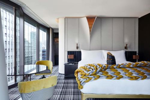 pokój hotelowy z dużym łóżkiem i dużym oknem w obiekcie W Melbourne w Melbourne