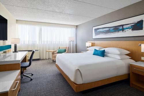 Säng eller sängar i ett rum på Delta Hotels by Marriott Muskegon Convention Center