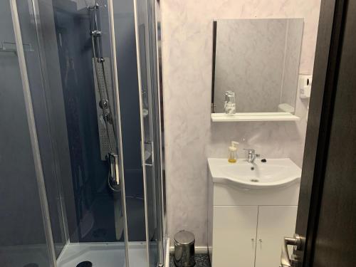 Bilik mandi di Nobless Boutique Residence