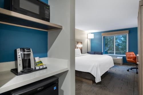 um quarto de hotel com uma cama e uma máquina de café em Holiday Inn Express - Gaffney, an IHG Hotel em Gaffney