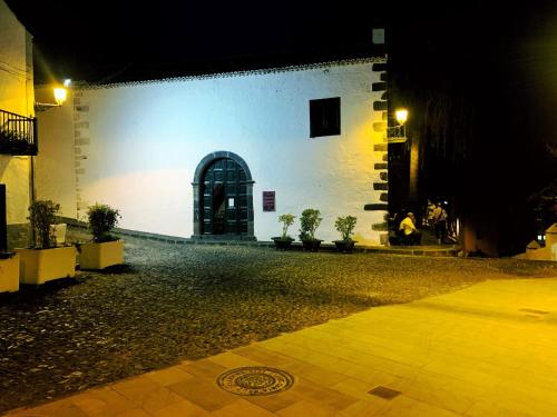 a white building with a door on the side of it at Casa Mi Mona in Santa Cruz de la Palma