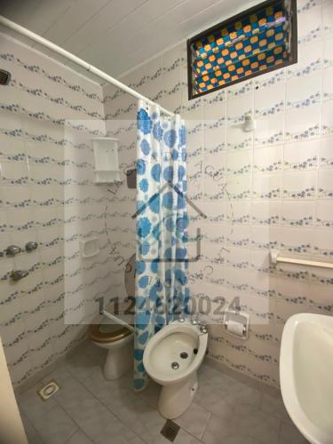 un baño con inodoro y lavabo en Lacasadelagua, en Santa Teresita