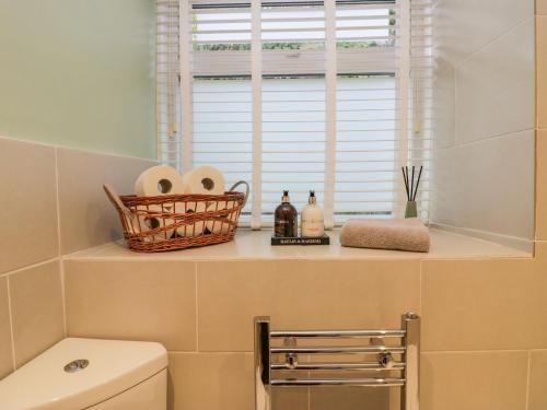 baño con aseo y ventana en 1 Tower House, en Grange-over-Sands