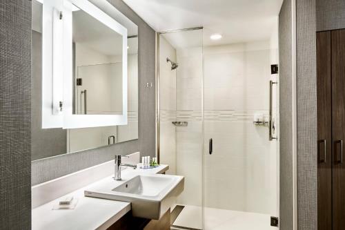 een badkamer met een wastafel en een douche bij SpringHill Suites by Marriott Cleveland Independence in Independence
